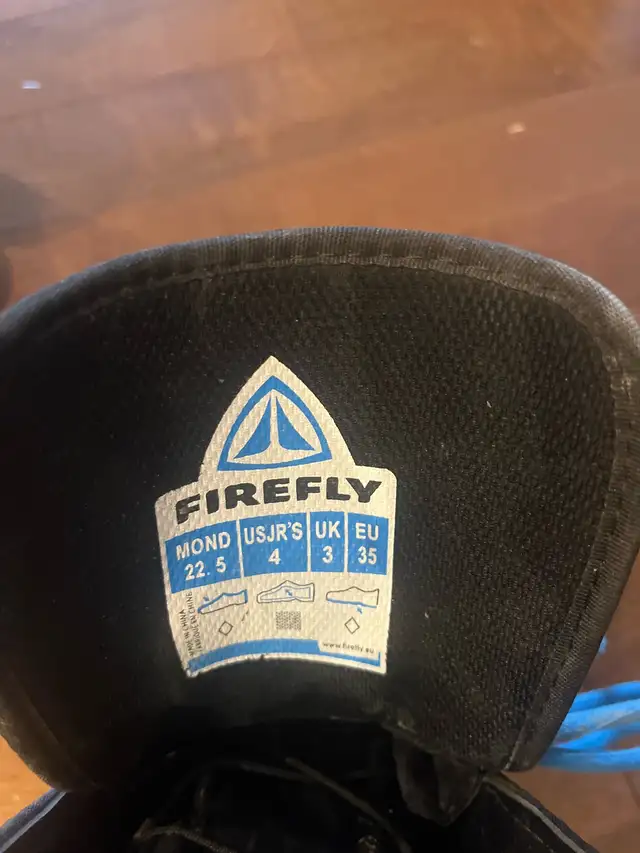 kids snowboard boots size 4 in Snowboard in Calgary - Image 4