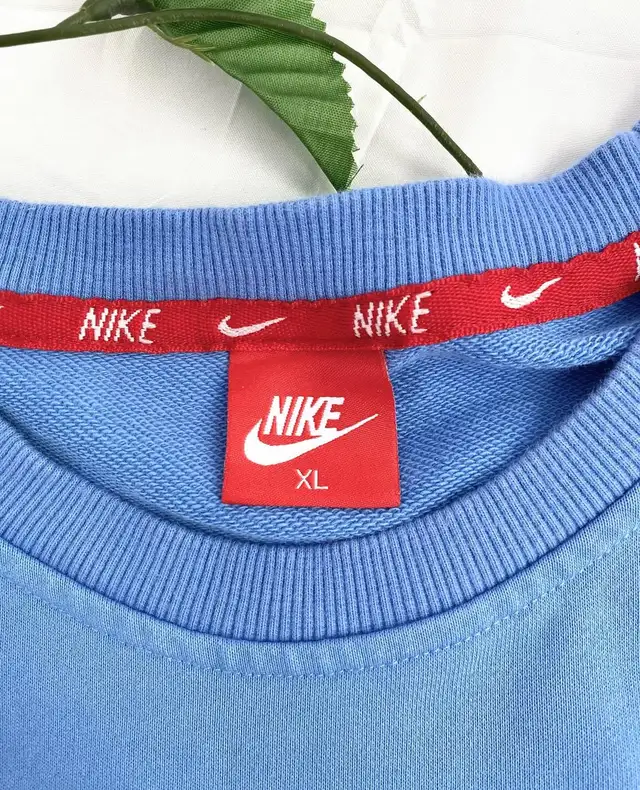 Nike Adult Crewneck  in Men's in Kitchener / Waterloo - Image 4