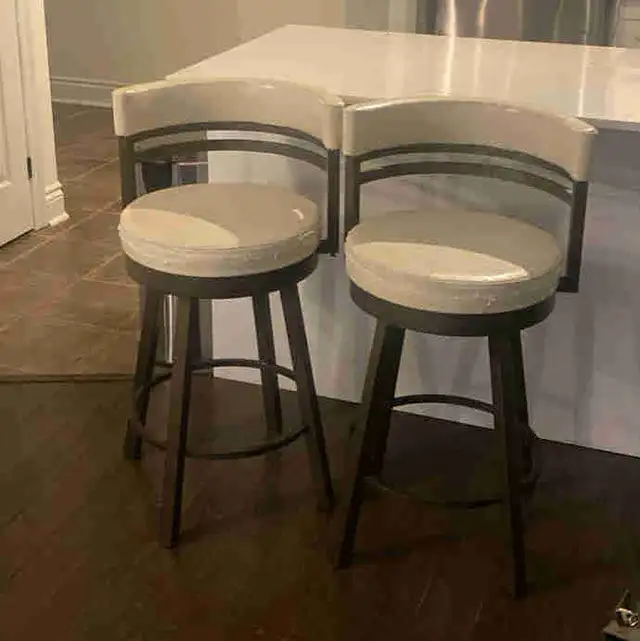 2 counter height swivel stools in Other in Oakville / Halton Region - Image 2