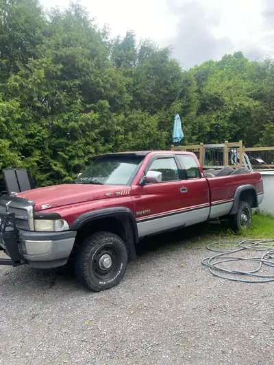 Camion Dodge ram 2500 4x4 cummins 1996 en état marche moteur très recherché seulement 307000 km le b...