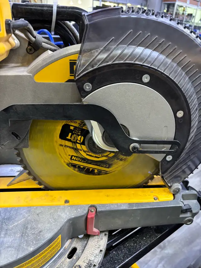 Dewalt DHS790 120V 12” Sliding Mitre Saw & Stand in Power Tools in Oshawa / Durham Region - Image 6