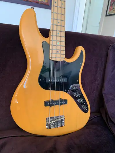 Very nice Fender USA jazz bass John Suhr design 22 frets with his preamp early 2000 60th anniversary...