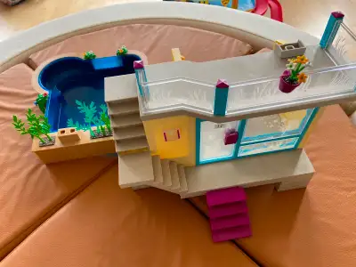 Condo et piscine vacanciers Playmobil, View more