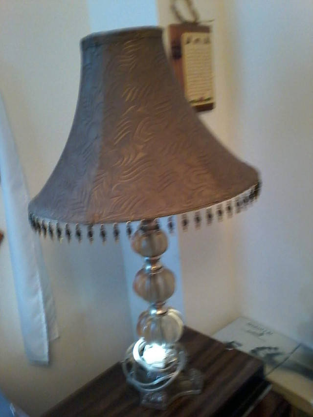 lampe style espagnole sur bureau avec ampoule incluse ! wow! dans Éclairage intérieur et plafonniers  à Ville de Montréal
