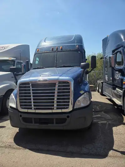 Freightliner cascadia 2015 Milage 1545800 km Engine dd15 450hp 10 speed manual eaton Bunk heater/eng...