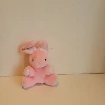 Petit lapin rose /small stuff pink rabbit Hauteur 5 po. sans les oreilles