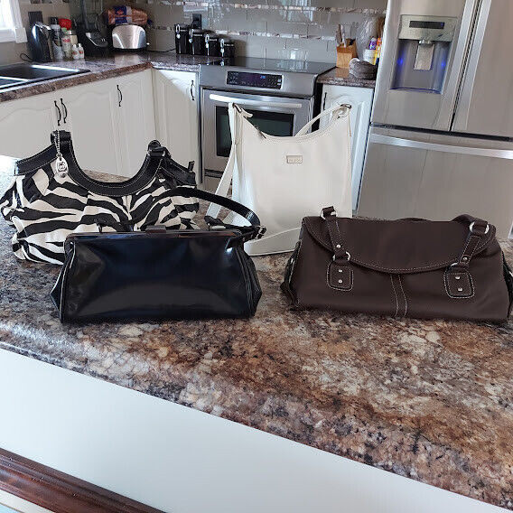 4 Women's Leather Purses in Women's - Bags & Wallets in Barrie
