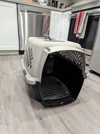 Small dog kennel / travel carrier 