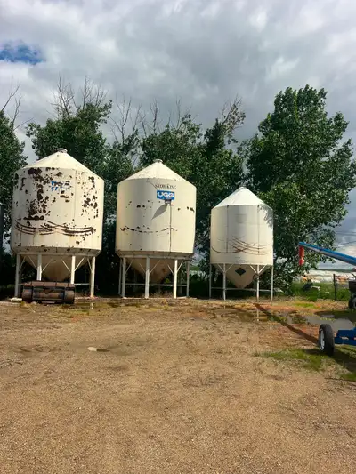 5 used fertilizer bins been used for grain other then the paint they are in good condition. The two...