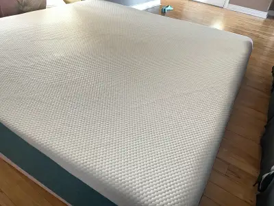 This is a king Size Mattress, designed with comfort and support in mind. Given its condition, it's p...