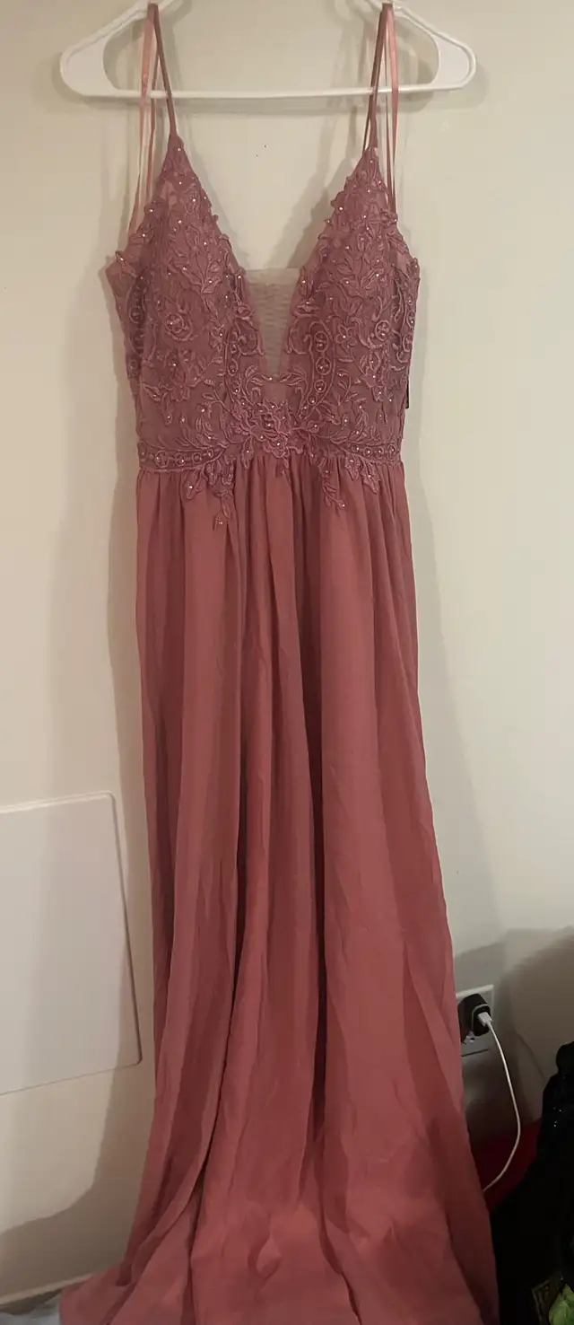 Betsy & Adam Women's Deep V Sequin Gown, Mauve sz 8 in Women's - Dresses & Skirts in Mississauga / Peel Region - Image 2