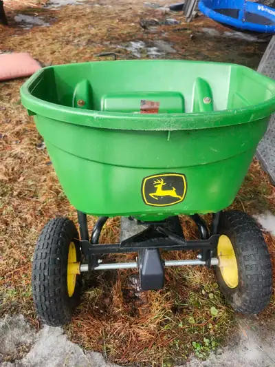 john deere epandeur a engrais ,semences  ou sable, View more