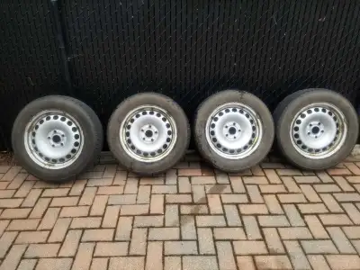 4 X Pneus d'hiver 205/60/R16 Motomaster Winter Edge montés sur rims avec enjoliveurs. Étaient sur un...