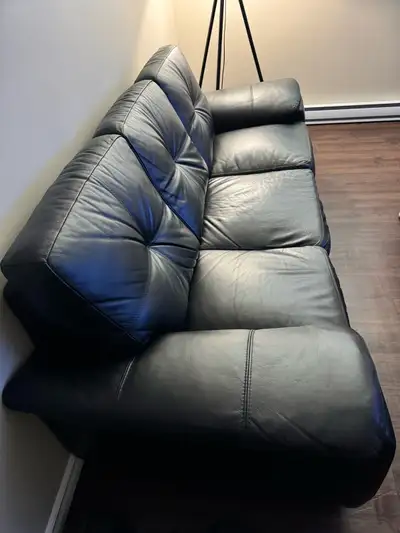 100% leather, made in Canada. A few years old. In absolute perfection condition with no issues whats...