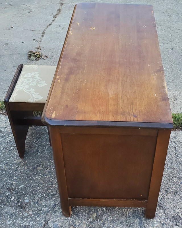 Antique vanity and stool in Other in Prince Albert - Image 4