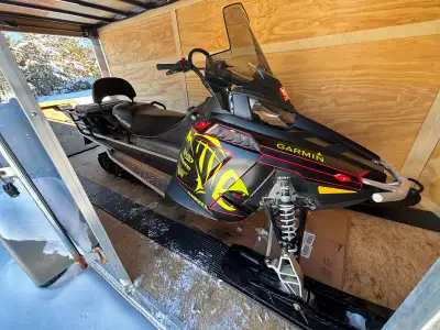 2018 Polaris 550 Voyageur 155 – Low KM, 2-Up, Excellent Condition (Located in Cochrane) Very well ca...