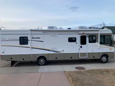 2004 FLEETWOOD BOUNDER 34F CLASS A MOTORHOME Welll maintained. Dual A/C and furnaces. Furniture repl...