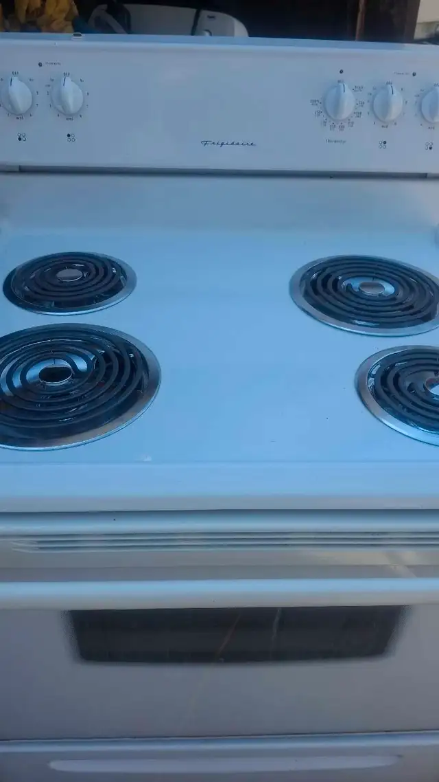 FRIGIDAIRE  ELECTRIC STOVE VERY CLEAN62863278723458122