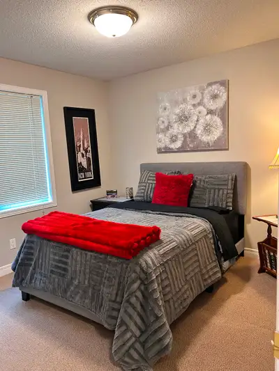 Townhouse, private room, shared bathroom, large kitchen, laundry room basement, free gym around the...