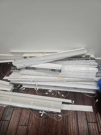 18 Hunter Douglas White Blinds Life Time Warranty Asking $30 Each or take them all for $300 These ar...