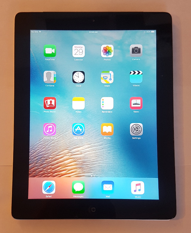 iPad 2 with new USB cable $40 dans iPad et tablettes  à Ville de Montréal