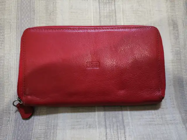 Vintage roots Red Leather Zip around Wallet Wristlet Clutch in Women's - Bags & Wallets in Ottawa - Image 3
