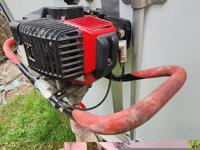 Earthquake Viper E43 Post Hole Digger Gas 43cc 2-Cycle Engine in Outdoor Tools & Storage in Windsor Region - Image 10
