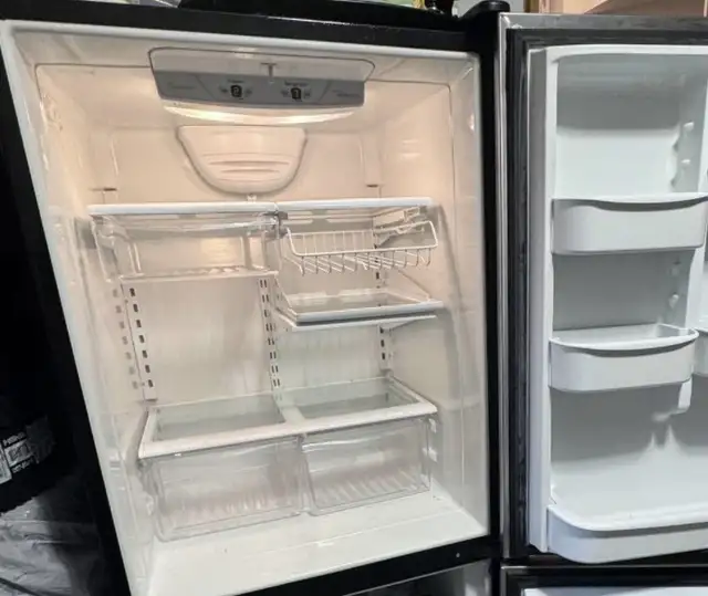 stainless fridge  in Refrigerators in City of Montréal - Image 4