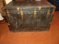 antique trunk from 1920 - $1 200 (chomedey)