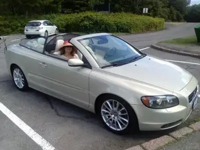 This 2007 Volvo C70 T5 is a well-kept hardtop convertible with only 130,000 km and zero winter expos...