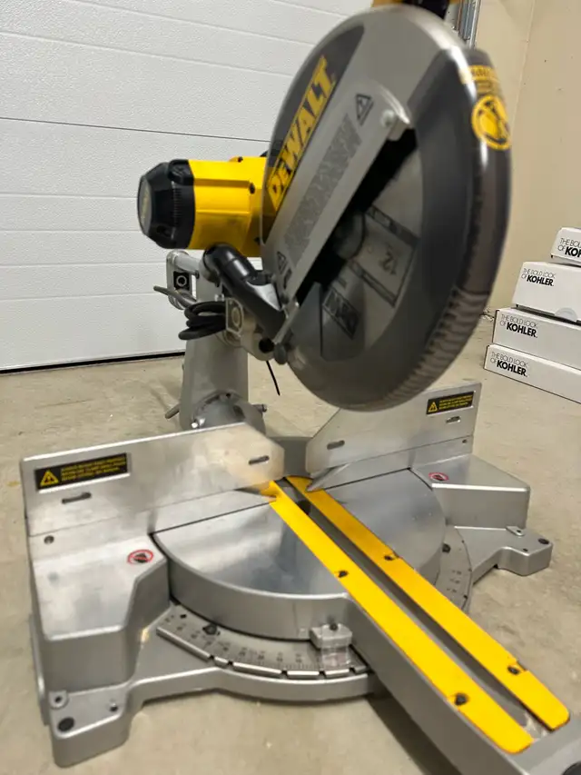 DEWALT..12” Sliding Compound Miter Saw in Power Tools in Mississauga / Peel Region - Image 4