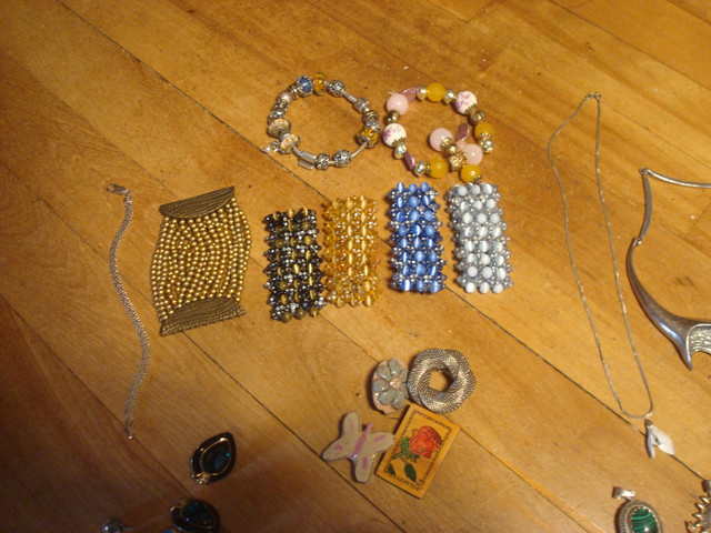 Assortment of jewellery in Jewellery & Watches in City of Halifax - Image 4