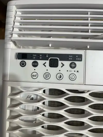 Keep cool this summer with this Danby 12,000 BTU window air conditioner. This unit is used but in go...