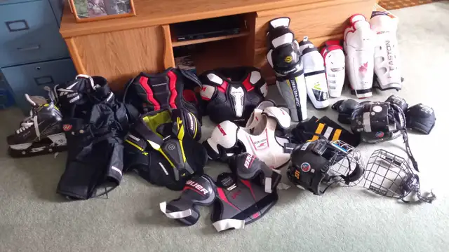 hockey shoulder pads and other equipment. in Hockey in St. Catharines - Image 3