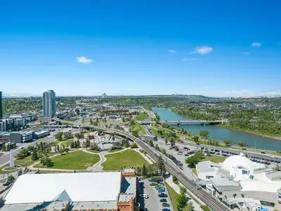 Executive Sub-Penthouse with River Views – 3 Bed 2.5 Bath