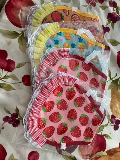 4 jolis petits tablier pour protège leur dos et empêcher le coq de les blesser si elles sont cocher...