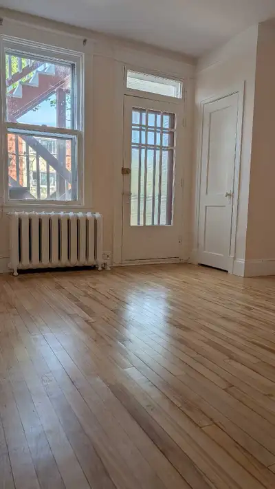 Située au Av. Marguerite-Bourgeoys, Québec, disponible maintenant. 3 1/2 au 1er étage, Chauffage, po...