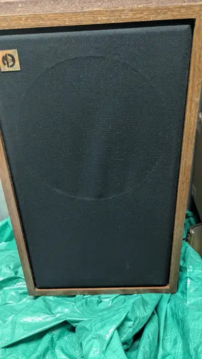 Speaker (une paire)40 watts Ew-340 model Text or kijjiji e-mail