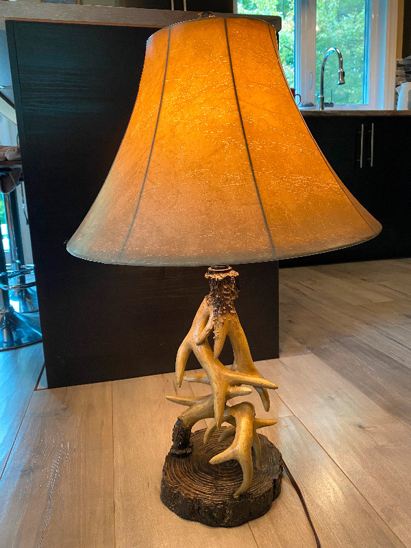 Lampe de table, lampe de salon fausse corne de chevreuils dans Éclairage intérieur et plafonniers  à Laurentides - Image 2