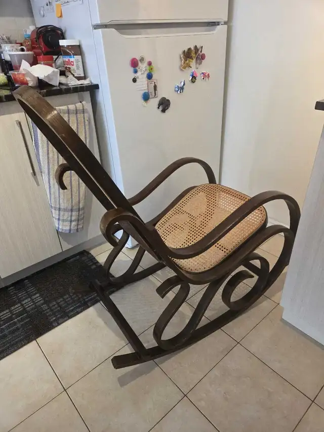 Rocking Chair in Chairs & Recliners in City of Toronto - Image 3