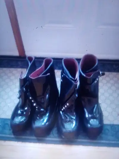 Bottes par dessus, View more