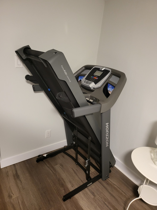 Treadmill Horizon CT5.4 foldable - like new, rarely used in Exercise Equipment in Ottawa
