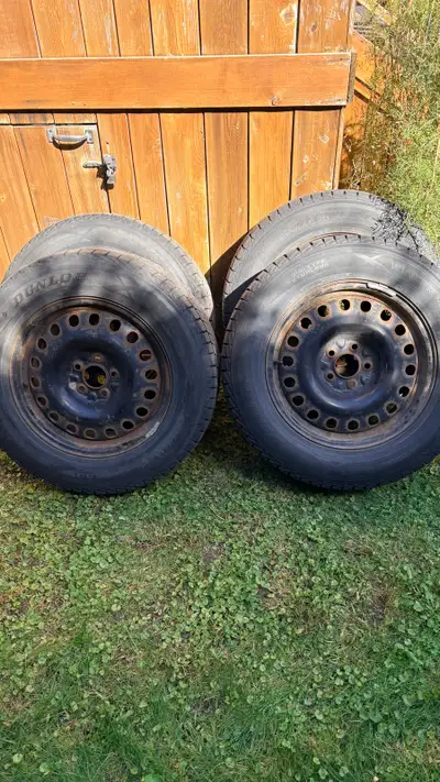 Je vends cet ensemble de 4 pneus d'hiver Dunlop 235/65R17 montés sur jantes en acier avec leurs enjo...