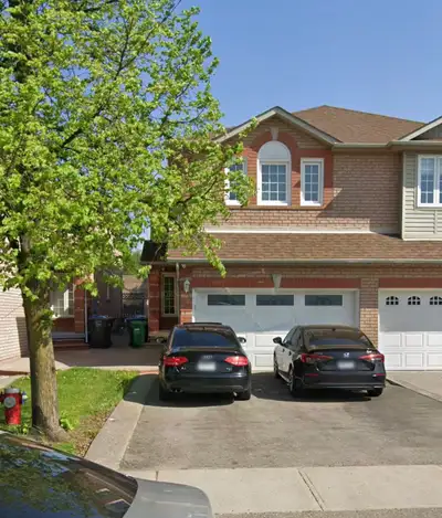 Newly renovated semi-detached home, new appliances approximately 2000 sq. ft. Available from Decembe...