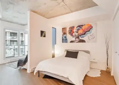 Voici une occasion exceptionnelle de vivre dans le prestigieux Mary Robert! Ce magnifique condo d'un...