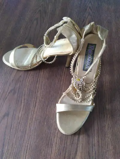 Pretty gold and rhinestone high heel - size 8, View more