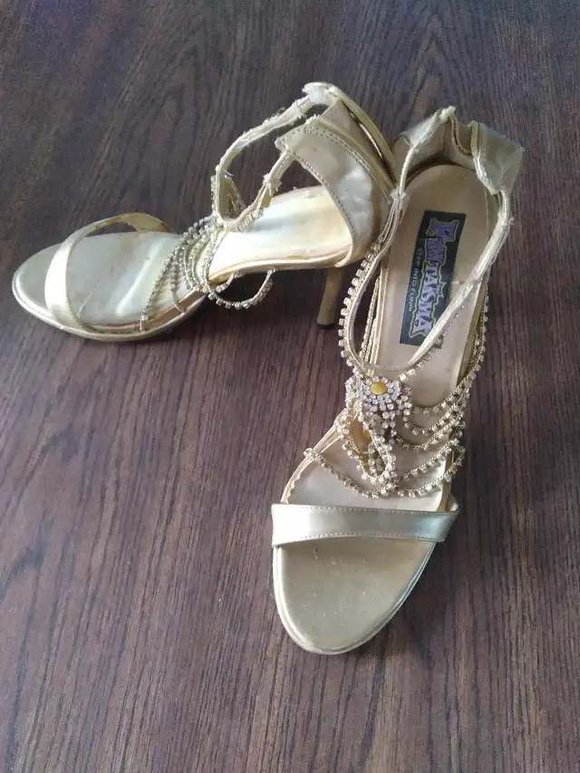 Pretty gold and rhinestone high heel - size 8 in Women's - Shoes in Calgary - Image 2