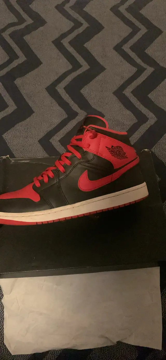 Jordan 1 Mid Alternate Bred in Men's Shoes in Trenton - Image 3