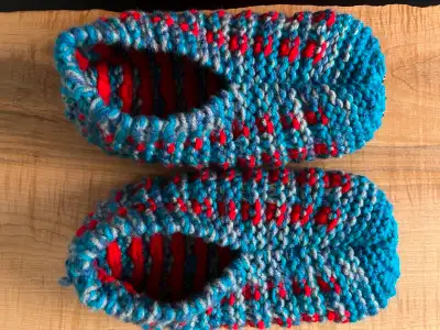 Paires de pantoufles tricotées à la main, en laine. Semelles en tricot double et avec cuirette pour...