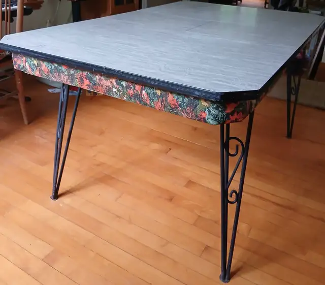 TABLE DE CUISINE ET QUATRE CHAISES EN FER FORGÉ in Dining Tables & Sets in Granby - Image 2